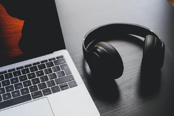 Best Wireless Headphones With A Mic for Voice and Video Calls 2021