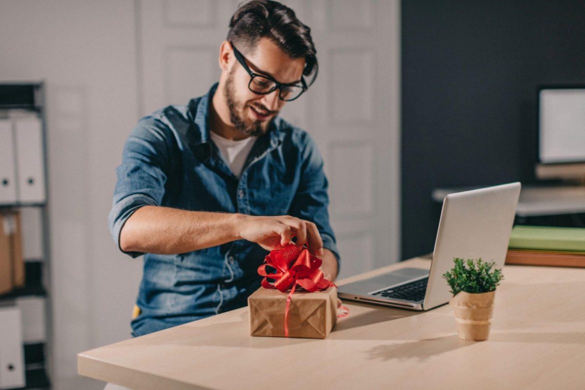 14 Useful Tech Gifts for Your Dad