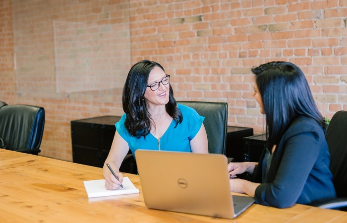 Two people sitting on a couch looking at a laptop, analyzing the results from a treemap diagram. (1)